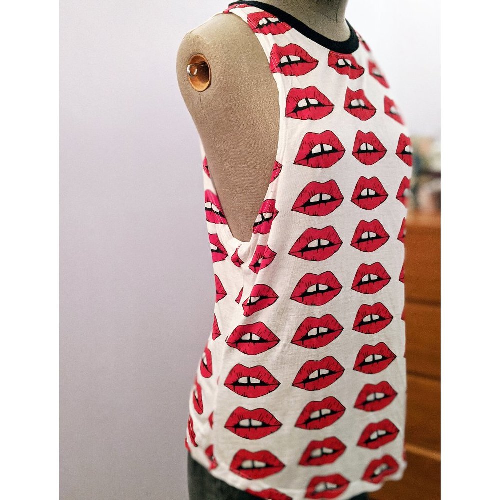 New UO Lip print tank - xs - Picture 3 of 3